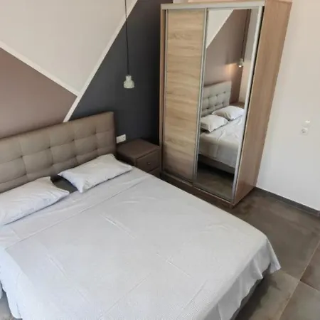 Theasis 2 * Neos Marmaras