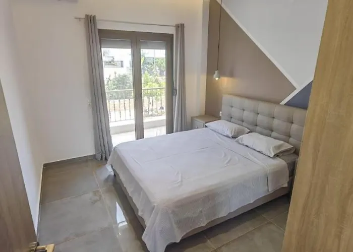 Theasis 2 * Neos Marmaras